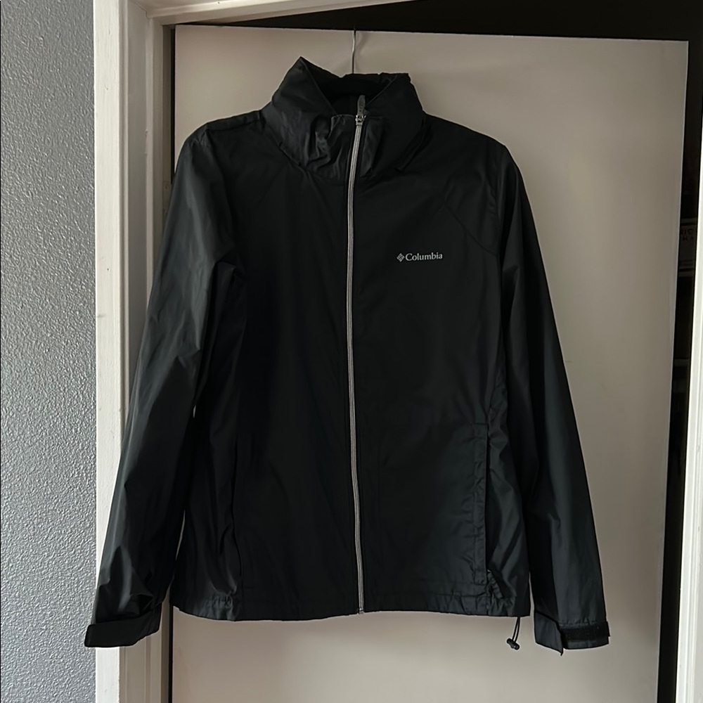 Columbia Black Raincoat Lightweight Water-Resistant Design